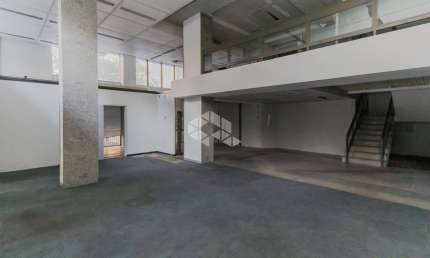 Loja, Mezanino, 2 salas, na Praça Mauricio Cardoso, com 575,48m2, Bairro M. de Vento, Porto Alegre