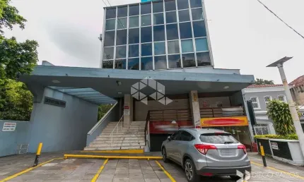 Sala comercial de 227m² privativos em prédio com elevador e portaria.