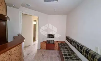 SALA COMERCIAL DESOCUPADA NO CENTRO PROFISSIONAL VILLEROI COM 54,4M2 TOTAIS E 44,54M2 PRIVATIVOS.