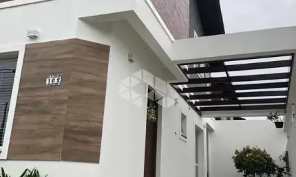 Lindo sobrado com 2d e 1 vaga de garagem em Nova Petropolis