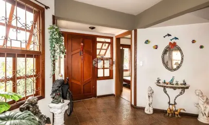 Casa Comercial no bairro Santana com área total de 217M2 e privada com 180M2, 8 espaços na parte superior e 6 na parte inferior.