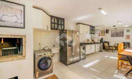 Á venda Casa com 360m² no bairro Santana em Porto Alegre, em uma das melhores localizações do bairro.