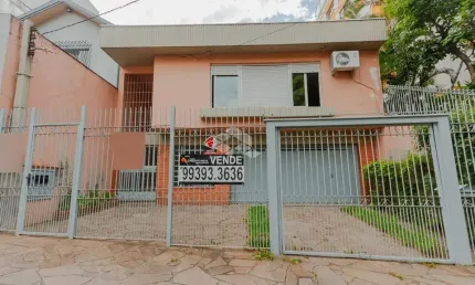 Casa de 3 dormitório no coração do bairro Petrópolis.