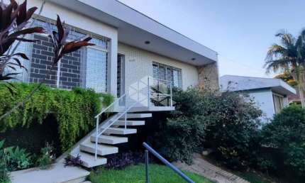 Casa com  piscina, churrasqueira em rua calma e arborizada