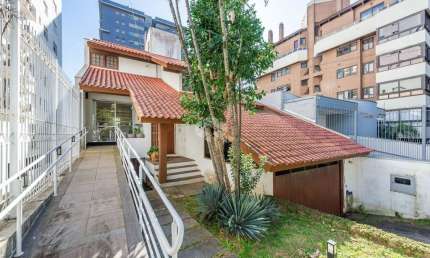 Excelente casa comercial/residencial no Mon´t Serrat