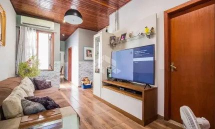Imóvel aconchegante à venda com 4 quartos, sendo 1 suíte, e 3 banheiros no total.
