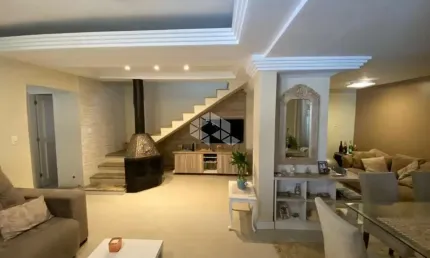 Vende-se Sobrado 5 Dormitório, 5 banheiros e 3 vagas, no bairro Jardim Floresta em Porto Alegre R$ 750.000,00