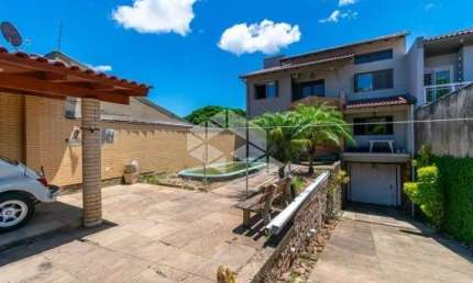 CASA DUPLEX BAIRRO NONOAI COM 2 DORMITÓRIOS, 4 BANHEIROS, ÁREA TOTAL 300M2 E PRIVATIVA 180M2.