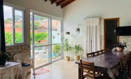 Encantadora casa de 3 dormitórios no bairro Partenon