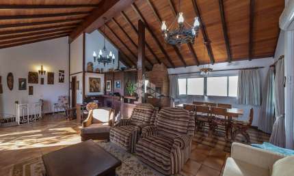 Excelente cobertura que conta no andar de baixo, living para 3 ambientes, 3 dormitórios, 1 suíte, cozinha com dependência completa.