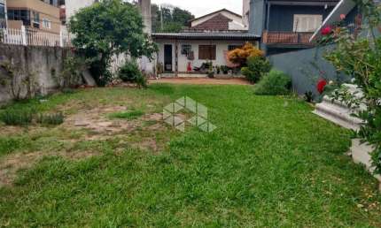 Terreno de esquina  com casa no bairro Vila Ipiranga