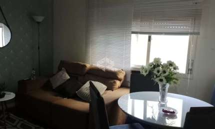 Apartamento amplo e semi mobiliado,com otima localizacao
