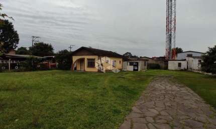 Casa de Alvenaria,2 dormitórios,banheiro social,living 2 ambientes,cozinha,garagem fechada .
