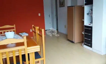 Apartamento de 3 dormitórios, com 2 banheiros e vaga de garagem coberta e escriturada.