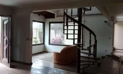 Crédito Real Av. Do forte vende!  Casa com 4 dormitórios sendo 1 suíte com hidro massagem.