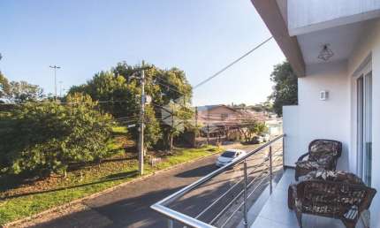 Casa de 3 dormitórios, 3 banheiros e 2 vagas de garagem.