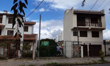 Terreno à venda na Rua Roque Calage, 442, Passo da Areia, Porto Alegre