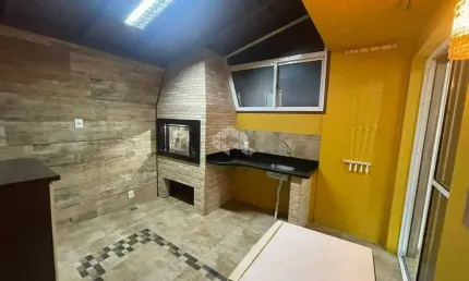 Charmoso sobrado de 2 dormitórios totalmente reformado em condomínio com excelente infraestrutura