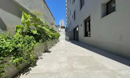 Apartamento com sacada e 03 suítes , todas as garagens equipadas com tomadas individuais para carro