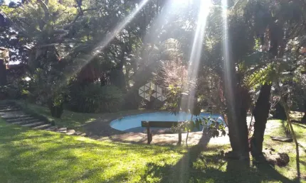 ÁREA 5.550m2 de terreno em canela. Casa com 6 dormitórios, suite, area de lazer.