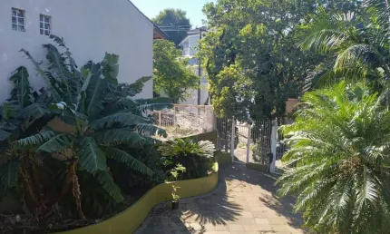 CASA   4 dormitórios, 1 suite, 4 vagas de garagens, patio, piscina.