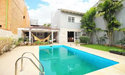 Casa com piscina, 3 dormitórios, sendo 2 suites e 2 vagas no bairro Três Figueiras