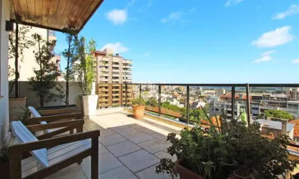 4 VAGAS,cobertura 297m2, 5 dormitórios, 3 suites, 4 vagas garagem coberta, 2 elevadores, vista definitiva para o Guaíba