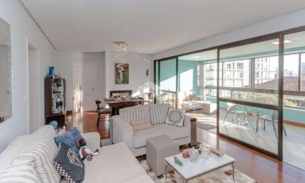Apartamento com 3 dormitórios, sendo 1 suíte e 3 vagas no bairro Auxiliadora