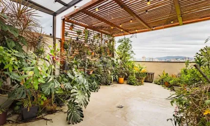 .Cobertura com 149m², 2 dormitórios, 2 vagas, no bairro Santana em Porto Alegre para Comprar