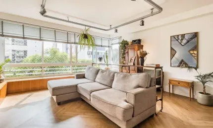 Apartamento no Petrópolis com 2 quartos, sendo duas suítes, 2 vagas, churrasqueira, reformado e edifício com infra completa.