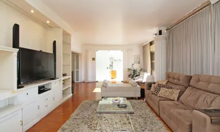 Apartamento amplo com 04 dormitórios  próximo ao Clínicas e HPS