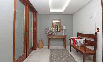 Baixou o valor. MOINHOS DE VENTO apartamento 3 dormitórios com depedencia. 1 vaga coberta. Elevador.