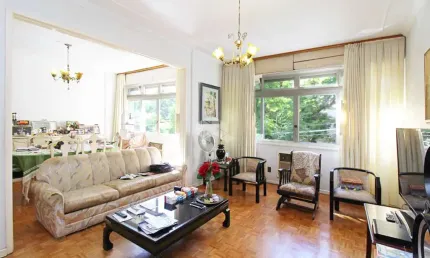 Espaçoso apartamento na Rua Garibaldi, 110m²  , 2 D, 1B, sala dois ambientes bem ampla .