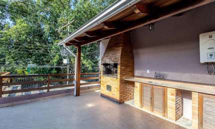 Crédito Real vende excelente casa de 3 dormitórios, com 1 vaga, bairro Humaitá em Porto Alegre