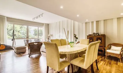 Excelente e amplo apartamento com 195m² privativos, sendo 3 dormitórios, suíte, lavabo, sacada, living 3 ambientes, muito sol, vaga no bairro Moinhos