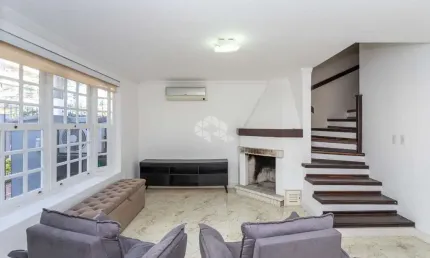 Casa semimobiliada com 187m², 3 dormitórios (sendo 2 suítes) e 2 vagas de garagem no bairro Chácara das Pedras.