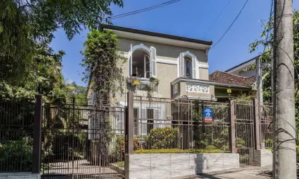 Casa de 370m2 com 4 dormitórios e um pátio espetacular!