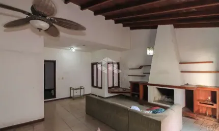 Casa de 3 dormitórios no bairro chacará das pedras.