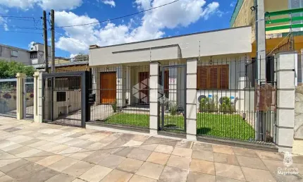 Casa com 5 dormitórios, sendo 1 suíte e 2 vagas no bairro partenon