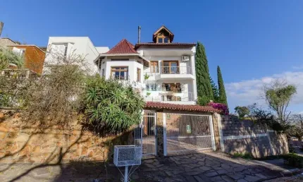 Casa com 6 dormitórios, sendo 1 suíte e 4 vagas no bairro sétimo ceu