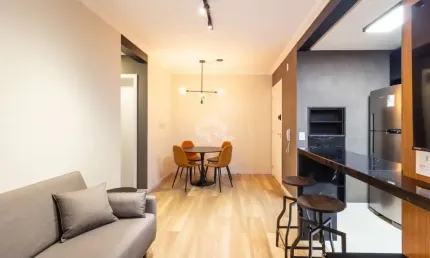Apartamento mobiliado, 2 dormitórios, 1 suíte, churrasqueira, elevador, 2 vagas cobertas. Bairro Centro de Novo Hamburgo.