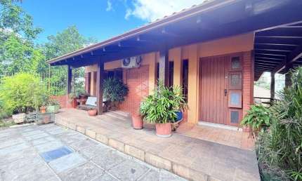 Casa Ampla em Região Nobre - 3 Quartos, 2 Salas, Garagem com Churrasqueira.