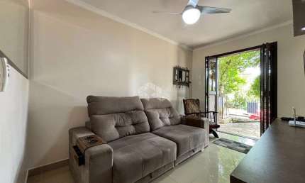 Casa ampla com dois pavimentos, 3 dormitórios, semi mobiliada, pátio nos fundos, garagem fechada, sacada, churrasqueira, bairro Guarani.