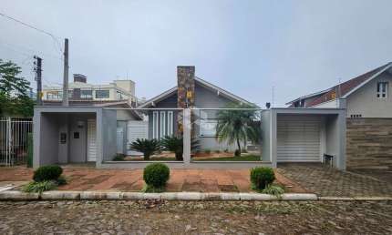 Casa moderna, ampla, com 3 suítes, área gourmet completa, piscina e 4 vagas cobertas no bairro Rio Branco - Novo Hamburgo.