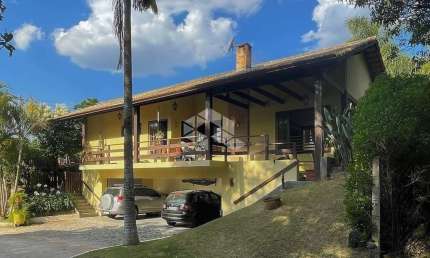 Ótima casa rústica com muita natureza, em excelente localização