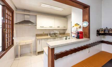 Casa térrea de 280m2 com 4 quartos, 02 suítes no Bairro Três Figueiras próximo ao Iguatemi.