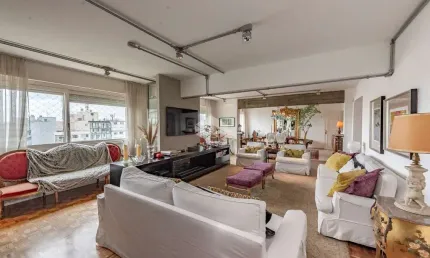 Apartamento de 248m2 com vista para o Guaíba em prédio clássico da capital.