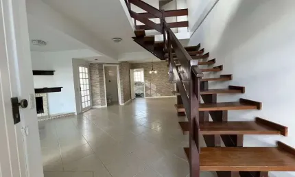 Casa de 3 quartos na Zona Sul com piscina em frente a praça com vista perene.