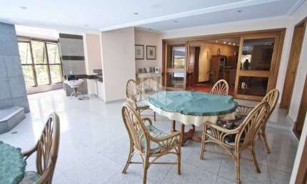 Apartamento de 04 suítes, sacada com piscina e 05 vagas de garagem no Moinhos de Vento