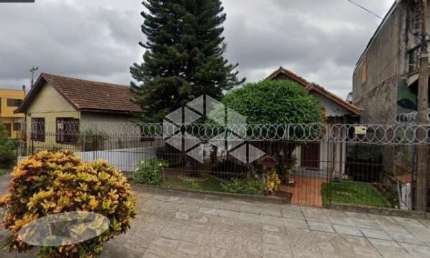 Vende -se terreno com 1 casa em ótima localização no bairro jardim floresta.